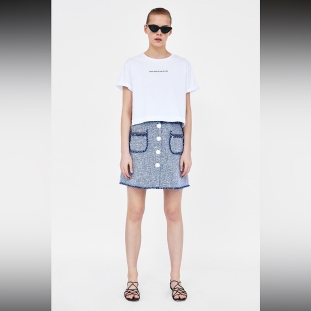 Mini skirt with button